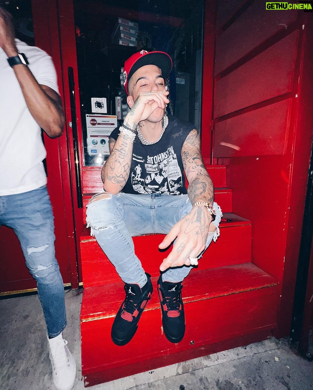 Sfera Ebbasta Instagram - Trap, Rap, Reggaetone, Pop, Rock, facciamo soldi di tutti i generi 🤷🏻♂️