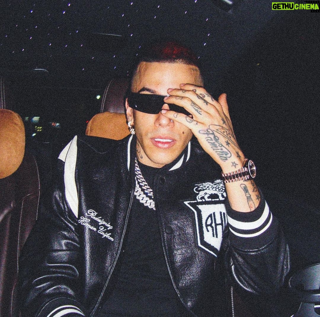 Sfera Ebbasta Instagram - Ovunque atterriamo 🤷🏻♂️🇬🇧 London, United Kingdom