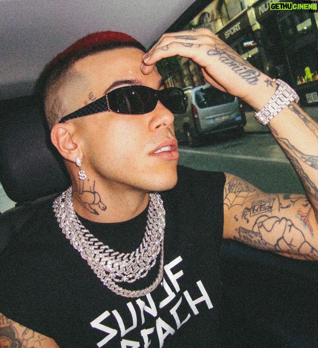 Sfera Ebbasta Instagram - Consumo le suole dietro ad un sogno più grande di me 🌍 Bruxelles