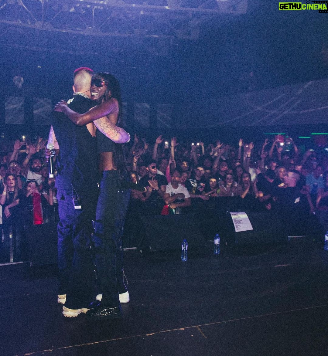 Sfera Ebbasta Instagram - Consumo le suole dietro ad un sogno più grande di me 🌍 Bruxelles