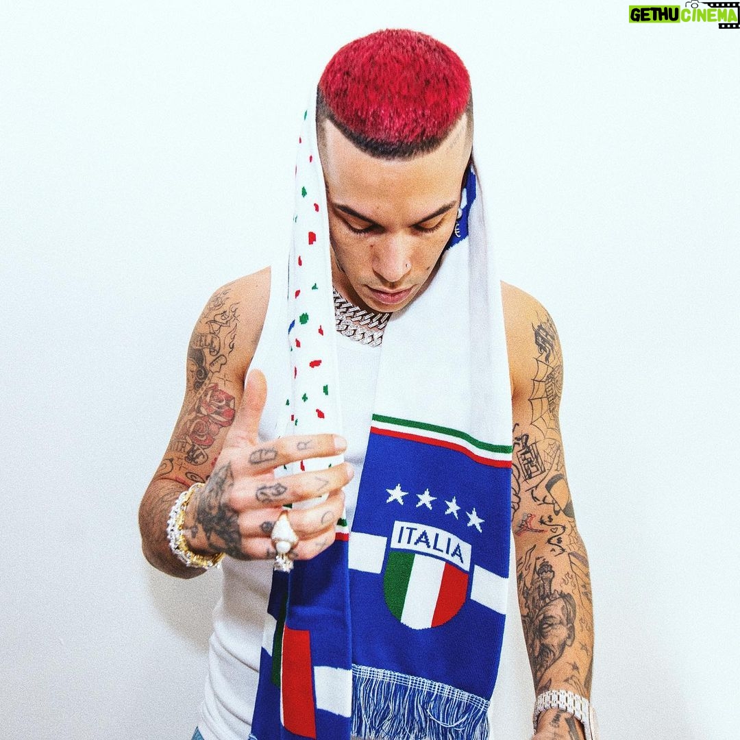 Sfera Ebbasta Instagram - Siamo soli sotto la tempesta ⛈ Italia