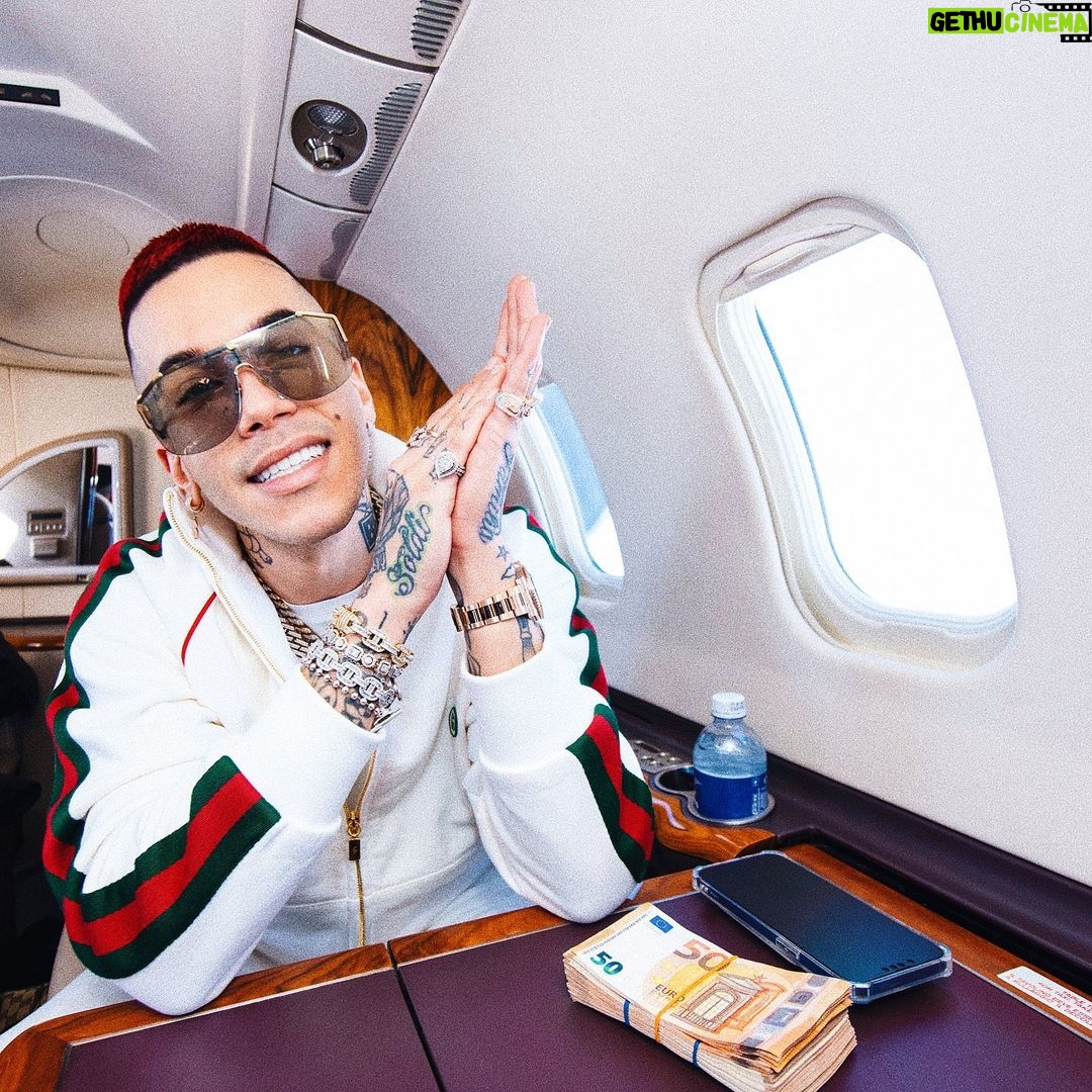 Sfera Ebbasta Instagram - Più in alto delle chiacchiere ☁️🛩☁️
