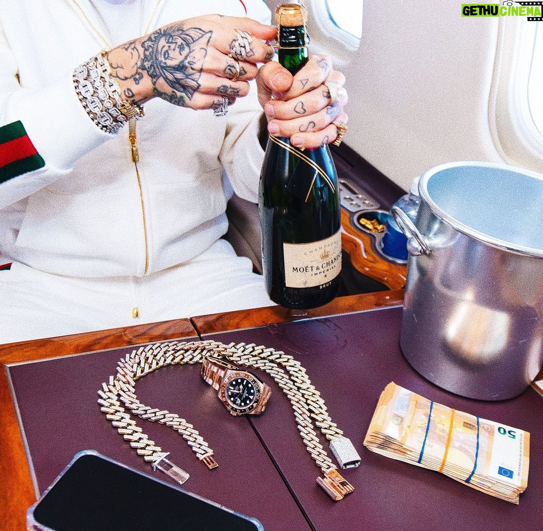 Sfera Ebbasta Instagram - Più in alto delle chiacchiere ☁️🛩☁️
