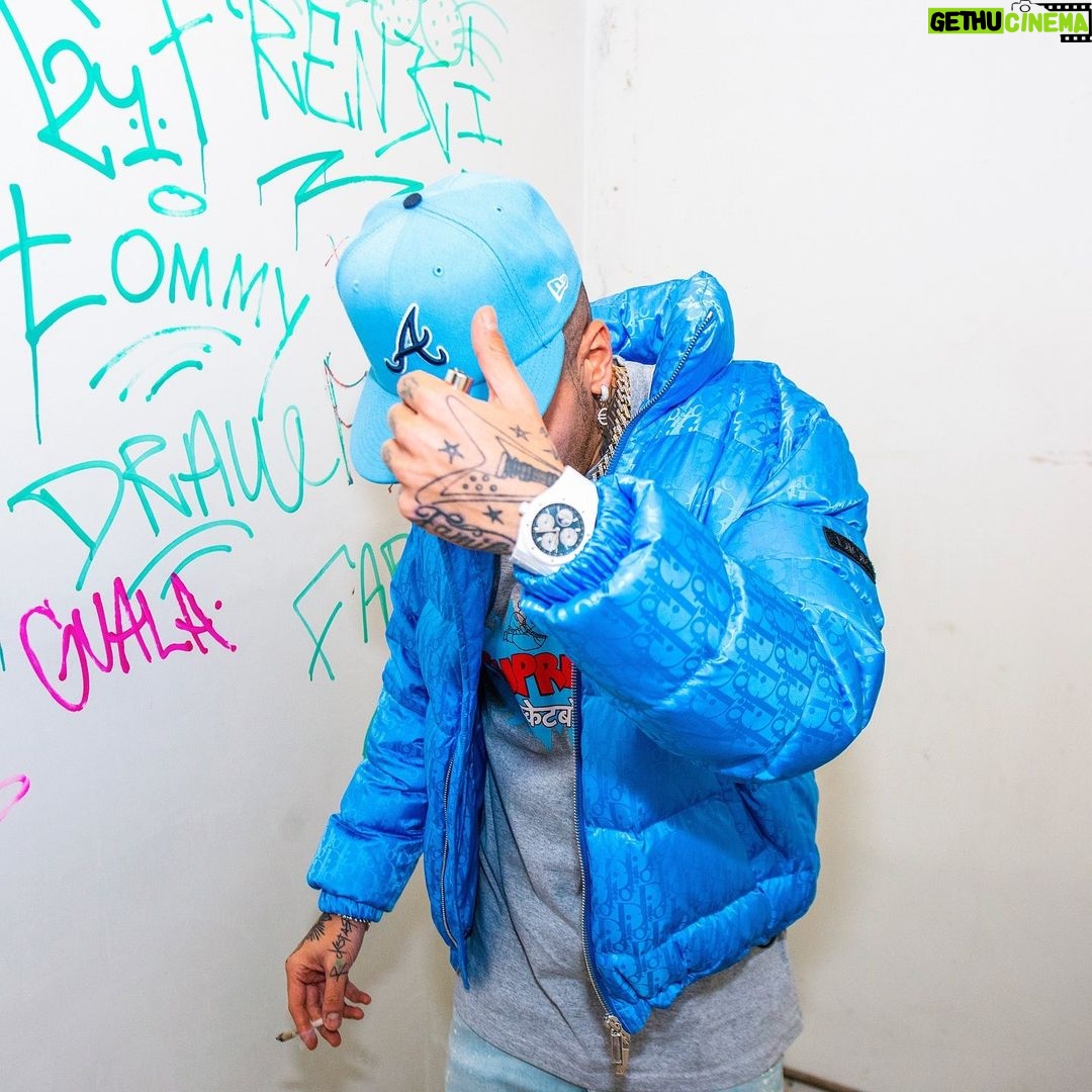 Sfera Ebbasta Instagram - Quando ho iniziato ero arrabbiato, squattrinato, lo stronzo più stiloso del vicinato 🏢