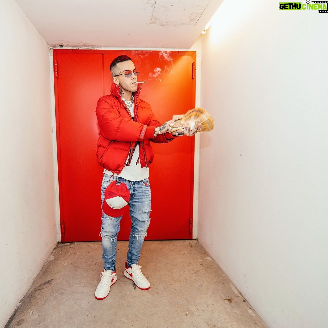 Sfera Ebbasta Instagram - Lei mi chiama solamente se piange e sta male 💔