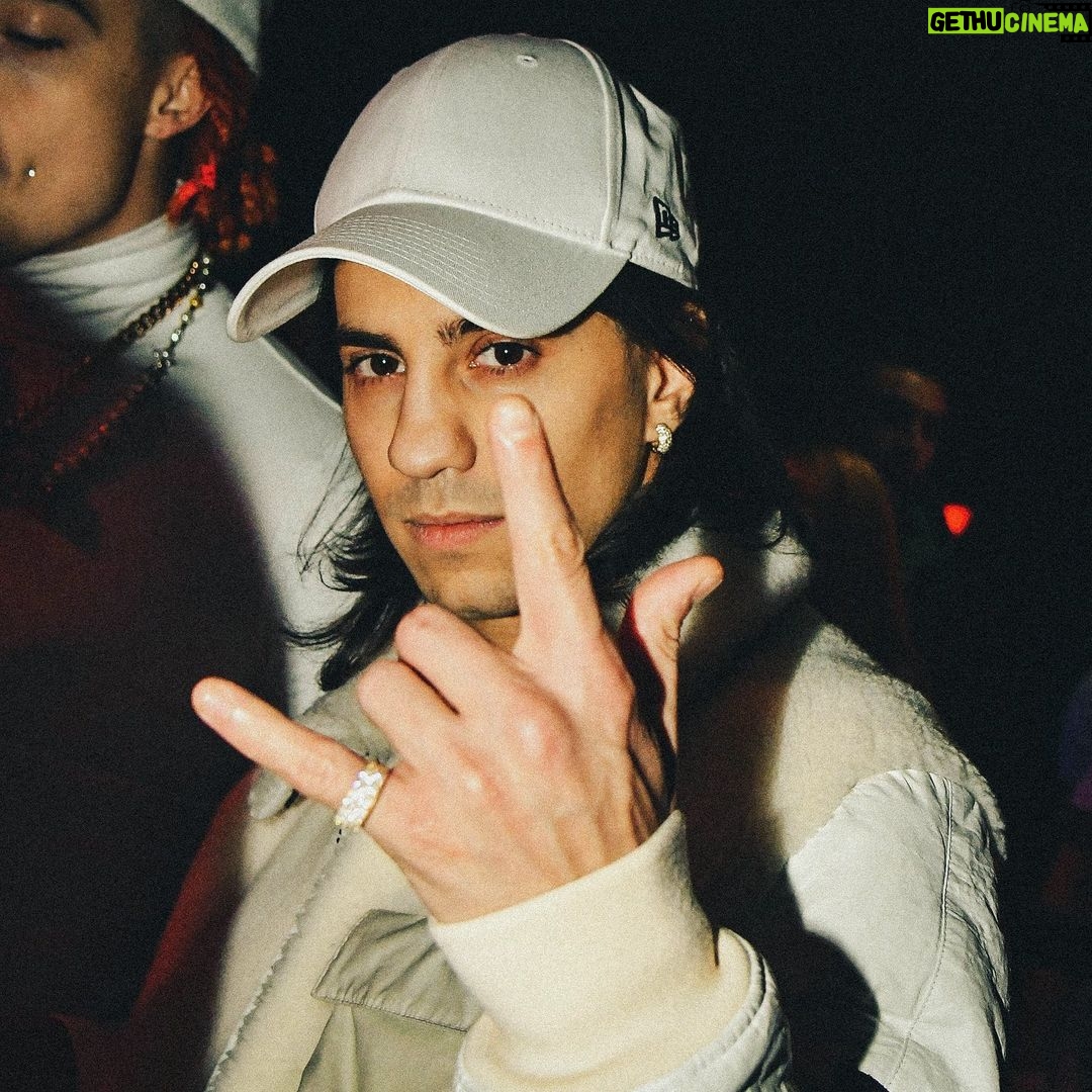 Sfera Ebbasta Instagram - È white bro 🤷🏻❄️🏳️💭⚪️ grazie a tutti i presenti e a quelli che erano lì con il pensiero 🤍 Milan, Italy