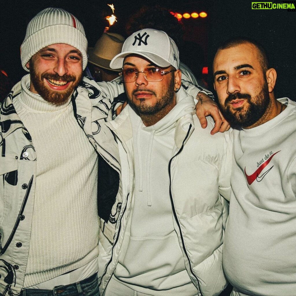 Sfera Ebbasta Instagram - È white bro 🤷🏻❄️🏳️💭⚪️ grazie a tutti i presenti e a quelli che erano lì con il pensiero 🤍 Milan, Italy