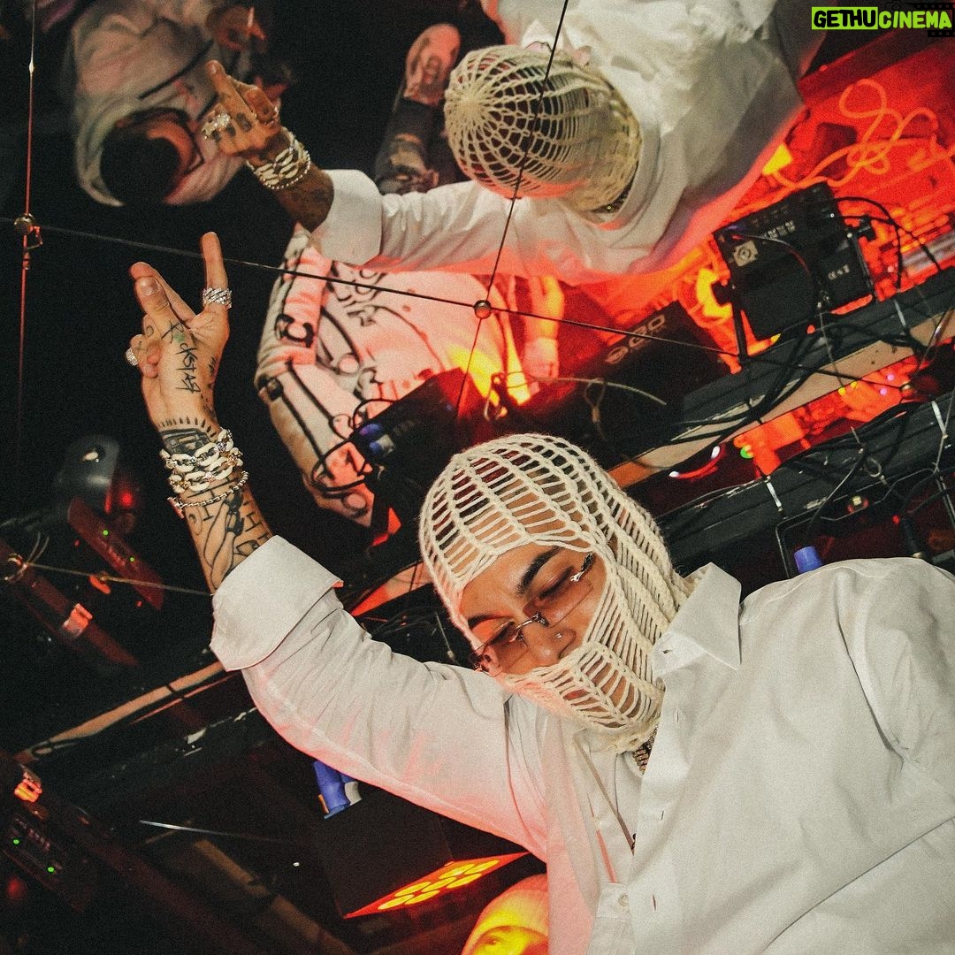 Sfera Ebbasta Instagram - È white bro 🤷🏻❄️🏳️💭⚪️ grazie a tutti i presenti e a quelli che erano lì con il pensiero 🤍 Milan, Italy