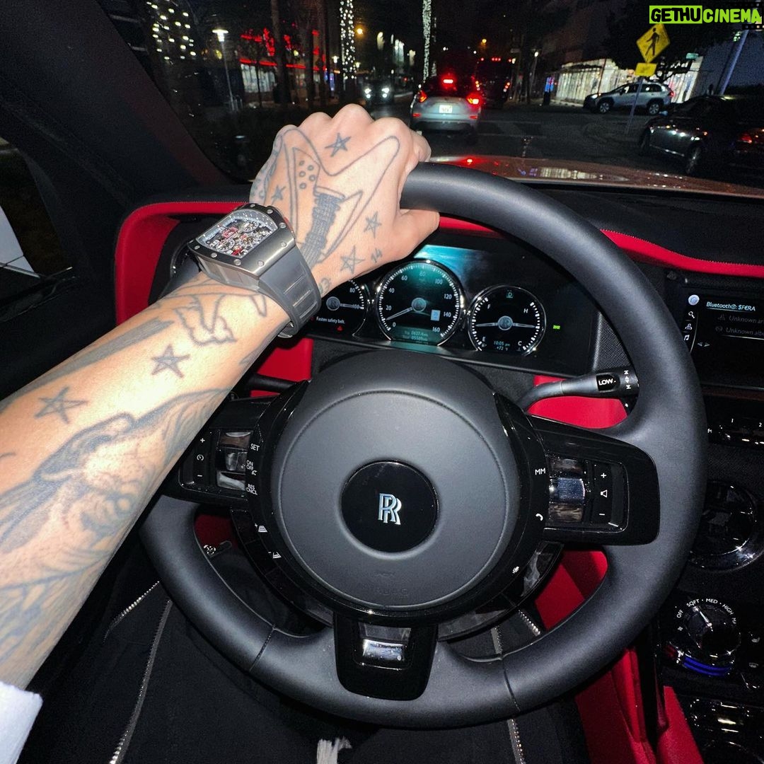 Sfera Ebbasta Instagram - Dimmi una bugia ma vestila da verità 🤞🏻
