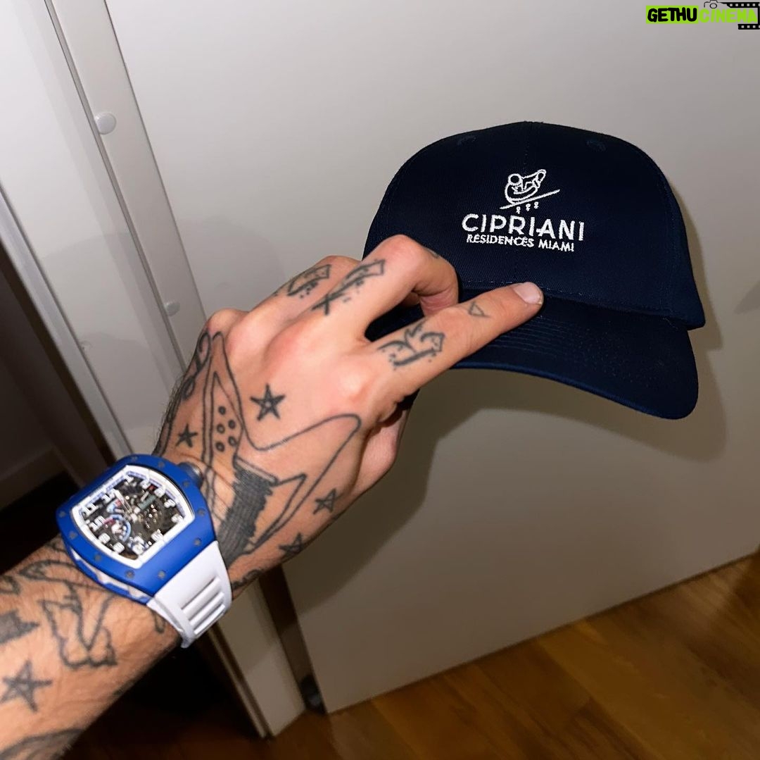 Sfera Ebbasta Instagram - É stato un bel mese 🤞🏻