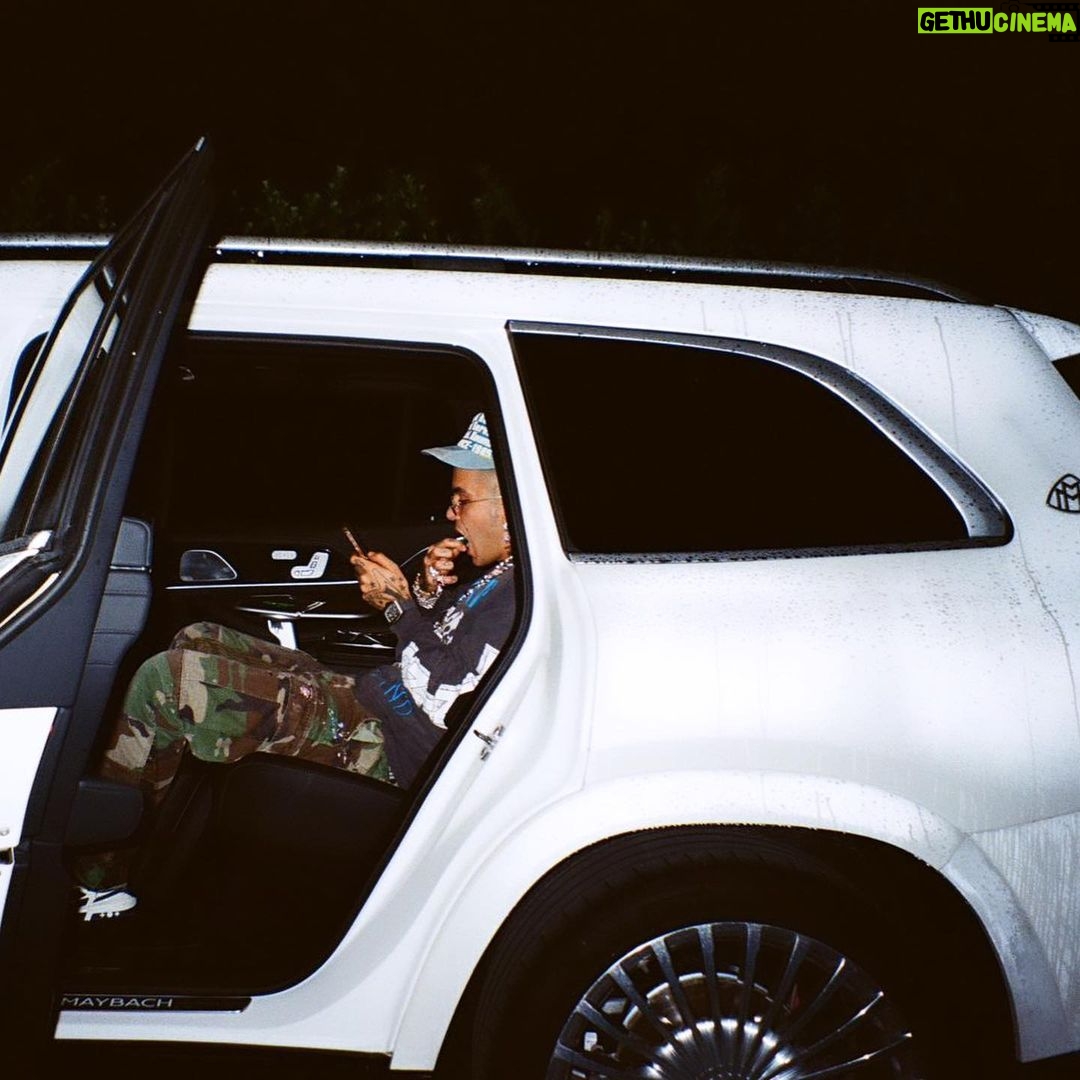 Sfera Ebbasta Instagram - É stato un bel mese 🤞🏻