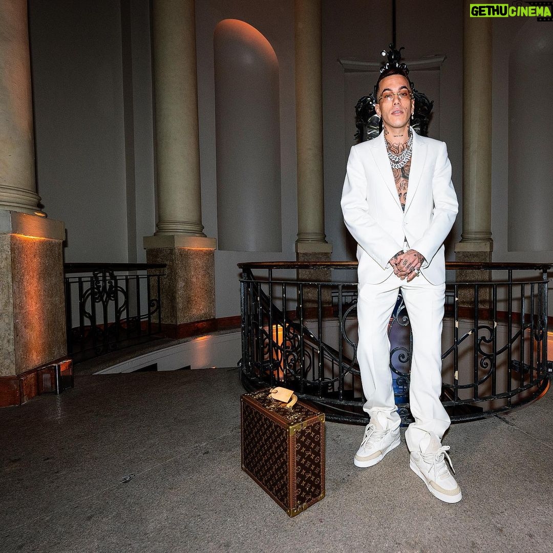 Sfera Ebbasta Instagram - Ragazzini di provincia, sogni di città 🧠 Milan, Italy