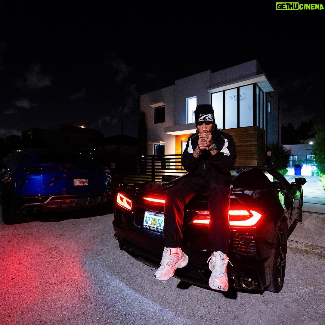 Sfera Ebbasta Instagram - Ripensavo alle sere nella via 💠Miami, Florida
