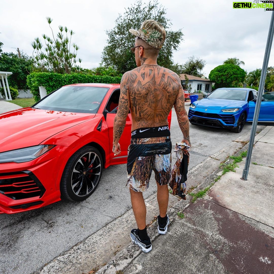 Sfera Ebbasta Instagram - Ripensavo alle sere nella via 💠Miami, Florida