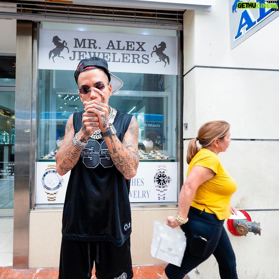 Sfera Ebbasta Instagram - Ripensavo alle sere nella via 💠Miami, Florida