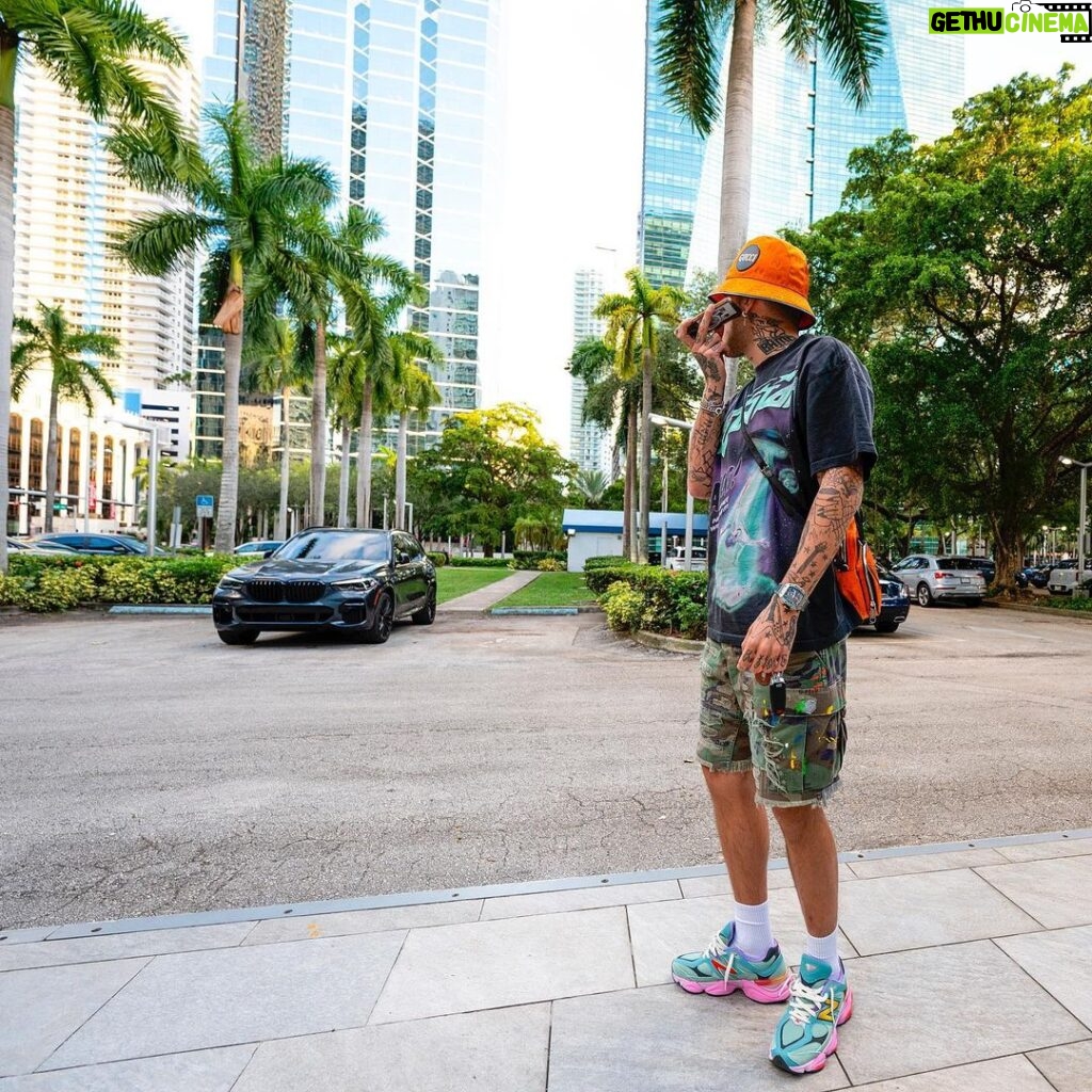 Sfera Ebbasta Instagram - Ripensavo alle sere nella via 💭 Miami, Florida