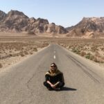 Shabnam Moghadami Instagram – .
ممنون ِ محبت ِ همگی.همهی دوستان ِ اینجا.
دلْنگرانیها و محبتتان روی چشم و قلبم .
من هستم .
من هم مثل همه…دارم سعی میکنم برقرار بمانم و کم نیاورم.جان میکنم زیر بار غصه کمر خم نکنم و له نشوم زیر آوار رنج…نپوکم…نرومبم…نمیرم.
دیگر سخت است،یعنی خیلی سخت است حرف ِ امید و لبخند و فردا و آینده زدن…سخت است عادینمایاندن ِ همه چیز ِ این زندگی و این روزگار و سپیدنمایی و چشمبستن روی این همه اضطراب و دلهره که دارد دل و روحمان را میخورد…سخت است و بیهوده.
زخم را…این همه زخم را،دشواری را، درد را نمیشود نادیده گرفت و گذشت.اما میشود انتشارش نداد.تلاشم این است تلخی را تکثیر نکنم،حتیاگر از عمق ِ جان تلخم و با تمام ِ یاختههای جسمم در رنج،باز میکوشم تلخ و تاریک نمانم و به روشنی بیاندیشم و به هرچه آبی که آسمان دارد…که دریا دارد…به هرچه نور که آفتاب دارد…به هرچه بزرگی که خدا دارد.
من هستم و خوبم و به عزلت ِ خود خزیدهام عجالتاً.و شکر که زیر ِسایهی لطف پروردگار ِ مهربانم و دستم همواره در دست ِ اوست.و سپاس ِ هزارباره برای پیجویی و دلْجویی ِ شما مهربانان.
.
عکس مال ِ بهار ِ۹۷ است،پیشاکرونا که جهان شکل ِ دیگری داشت انگار.
اینجا جادهی اردکان به پیر ِ سبز .یزد ِ زیبا.