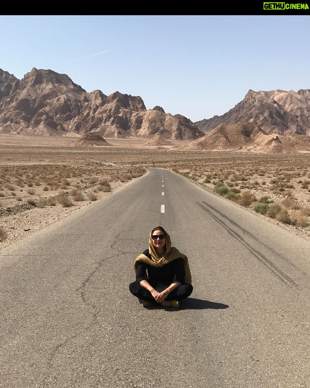 Shabnam Moghadami Instagram - . ممنون ِ محبت ِ همگی.همهی دوستان ِ اینجا. دلْنگرانیها و محبتتان روی چشم و قلبم . من هستم . من هم مثل همه…دارم سعی میکنم برقرار بمانم و کم نیاورم.جان میکنم زیر بار غصه کمر خم نکنم و له نشوم زیر آوار رنج…نپوکم…نرومبم…نمیرم. دیگر سخت است،یعنی خیلی سخت است حرف ِ امید و لبخند و فردا و آینده زدن…سخت است عادینمایاندن ِ همه چیز ِ این زندگی و این روزگار و سپیدنمایی و چشمبستن روی این همه اضطراب و دلهره که دارد دل و روحمان را میخورد…سخت است و بیهوده. زخم را…این همه زخم را،دشواری را، درد را نمیشود نادیده گرفت و گذشت.اما میشود انتشارش نداد.تلاشم این است تلخی را تکثیر نکنم،حتیاگر از عمق ِ جان تلخم و با تمام ِ یاختههای جسمم در رنج،باز میکوشم تلخ و تاریک نمانم و به روشنی بیاندیشم و به هرچه آبی که آسمان دارد…که دریا دارد…به هرچه نور که آفتاب دارد…به هرچه بزرگی که خدا دارد. من هستم و خوبم و به عزلت ِ خود خزیدهام عجالتاً.و شکر که زیر ِسایهی لطف پروردگار ِ مهربانم و دستم همواره در دست ِ اوست.و سپاس ِ هزارباره برای پیجویی و دلْجویی ِ شما مهربانان. . عکس مال ِ بهار ِ۹۷ است،پیشاکرونا که جهان شکل ِ دیگری داشت انگار. اینجا جادهی اردکان به پیر ِ سبز .یزد ِ زیبا.
