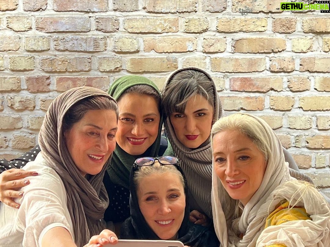 Shabnam Moghadami Instagram - . چه غنیمت ِ بزرگی،چه نعمت ِ ارزندهای هستید شما برایم …در روزگاران ِ پُر غصهی دلتنگ…روزگار ِ بیقراریهای کُشنده…در روزگار ِ دوستی و محبت و عشق و رفاقت های ِمجازی…روزگار ِ همه چیز ِ مجازی! چه عین ِ حقیقتاید شما…حقیقی…واقعی …خود ِ خودتان… کاش از ما به هم ،جز مهر و امنیت و توجه نرسد …تا همیشه…!مثل ِ همیشه. بمانید برایم. . #دوستی #رفاقت #دوستان_قدیمی #سلفی #فاطمه_معتمدآریا #پانته_آ_پناهی_ها #مریم_شیرازی #رویا_جعفریه #شبنم_مقدمی @maryam.shiraziii @panipana @fatemehmotamedarya @royajafarieh
