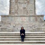 Shabnam Moghadami Instagram – .
بیست و پنجم اردیبهشت به نام ِ نامی ِ حکیم فردوسی ِتوسی مزین است و برای پارسی‌زبانان ِ جهان بسیار خجسته.

روز  بزرگداشت جناب فردوسی شاید روز ِ خوبی باشد برای خواندن ِ بخشی از شاهنامه‌اش.هر تکّه که بیشتر دوست دارید…هرچقدر که وقت دارید…چند بیتی حتی.
.
عکس در زمستان ۹۹،در توس ِ خراسان برداشته شده…گمانم به دست ِ گردشگری.و اینجا آرامگاه ِ فردوسی توسی‌ست.
.
#فردوسی_توسی 
#روز_بزرگداشت_فردوسی 
#مفاخر_ایران 
#مفاخر_ایران_را_بشناسیم 
#حکیم_فردوسی_توسی