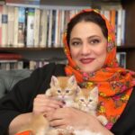 Shabnam Moghadami Instagram – .

گفتیم گربه کورْ‌نمک و بی‌چشم و روئه…روباه حیله‌گر و مکاره…گرگ بی رحم و شتر کینه‌ای و بز ترسو و کفتار فرصت طلب و موش دزد و مال‌دوست…
نگفتیم خودمون که آدمیزادیم مثلاً!با ادعای اشرف مخلوقات بودن !گاهی چه جور همه‌ی این صفات نا‌پسند و رذائل اخلاقی رو جمیعاً در خودمون داریم!…و نگفتیم خدا نکنه پاش بیفته و فرصت و فضایی فراهم شه برای بروز ِ این همه صفات ِ ترسناک ِپنهان در درون مون!!
گفتیم این زبون‌بسته‌ها این جور و اون‌جورن که بار ِ خودمون سبک شه!…که حواس‌ها از کج‌رفتاری و بدکرداری خودمون پرت‌شه و معطوف ِ مخلوقات دیگه بشه!!وگرنه خودمونم می‌دونیم با جهان و با خودمون چند چندیم و چیکاره‌ایم!…نمی‌دونیم؟!چرا…خیلی‌ام خوب می‌دونیم پشت ِ این صورتک ِ قشنگ و ظاهر ِ بی‌نقص و بَزَک کرده‌ی مجازی_اینستاگرامی!!…پسِ این زبون ِچرب و نرم و کلام ِ قربون صدقه‌ای!!کی‌ایم و چه‌جوری‌ایم!!
وایویلا که رو بشه…که رو کنیم!
…
معرفی:
ایشان👆آقایان پاستیل و پرتقال هستن.

#ما_واقعا_با_خود_چه_کردیم
#خود_واقعی_ما
#پشت_ماسک_کی_هستیم
#گربه_ها 
#گربه_خانگی