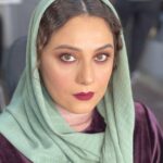 Shabnam Moghadami Instagram – .

من به چشمهای بی قرار ِ تو قول می دهم
ریشه های ما به آب،
شاخه های ما به آفتاب می رسد
ما دوباره سبز می شویم…
.
شعر،سروده‌ی قیصر امین‌پور است و این عکس را سپیده‌نقدی عزیز برداشت از من،چند روز پیش از این،سر ِ صحنه.
.
#قیصر_امین_پور 
 
@sepids_life