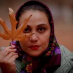 Shabnam Moghadami Instagram - . ببین! من آخرین برگ ِ درختم… درخت ِ زخمی از تیغ ِ زمستون منو راحت کن از تنهایی ِ من منو پاکیزه کن با غسل ِ بارون… تو تنها حادثه…تنها امیدی برای قلب ِ من ،این قلب ِ مسموم… رَدای ِ روشن ِ آمرزشی تو برای این تن ِ محکوم ِ محکوم… . عکس را حسین حاجی‌بابایی ِ عزیز برداشته،همین روزها، در زمستان ِ بی‌رمقی که بوی پاییز می‌دهد. شعر سروده‌ی استاد ایرج جنتی عطایی‌ست.یکی از زیباترین سروده‌هایش… . #ایرج_جنتی_عطایی #شبنم_مقدمی @hoseinhajibabaei
