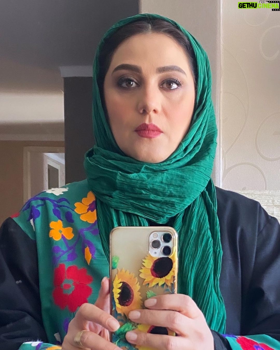 Shabnam Moghadami Instagram - . فاصلهی ما…همهی ما! تا تبدیل شدن به آدمای ِ پرمدعای آزاررسان و آسیبزنندهی مضر و بیخاصیت،همونا که وقتی اسمشون میآد تن و بدن ِ همه میلرزه از هول ِدیوونهبازیای ِ اعصابکُش و رفتار و گفتار ِ نامتعادل و بیمنطقشون،فقط یه قدمه! و شایدم کمتر حتی! کافیه مراقب ِ درون و ذهنمون نباشیم و بسپاریمشون دست ِ اون هیولای معروف ِ ترسناک،که کمابیش تو وجود ِ همهمون هست و اصلا زندگی میکنه به امید ِ همین!که بهش اجازهی بروز و خودنمایی بدیم …کافیه بهش خوراک برسونیم و چاقش کنیم!اون وقته که اول خودمون از دستش به عذابیم و بعد مردم بیچاره! دور باشه …خدانکنه آدمیزادی چنین کنه…دور باشه…مباد که من چنین کنم! آمین و صدبار آمین… اینو اینجا نوشتم که دائم حواسم به خودم و به دل ودرونم جمع باشه …کاش همهمون همین کارو بکنیم.لازمه به نظرم. . #هیولای_درون #همدیگر_را_دوست_بداریم