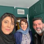 Shabnam Moghadami Instagram - . پخش ِ« بی‌گناه» امروز تمام شد.ضبطش هم سال ِ پیش حدوداً همین وقتا.وقتی کمی حال مون بهتر بود و دل‌مون خوش‌تر… به همه‌ی دوستانم،همه‌ی کسانی که با تمام ِ وجود و از دل و جان تلاش کردن تا مجموعه‌ای در خور ِ تماشای شما رو به نگاه‌تون برسونن خدا قوت و خسته نباشید می‌گم. و ممنونم از شما که مارو دیدین و دل به دل بهمن و فروغ و ابریشم و ناهید و مهتاب و رشید و همه‌ی آدمای قصه‌ی ما دادین.گرچه همه‌مون دل‌مون می‌خواست با دل ِ خوش‌تری پای تلویزیون بشینین برای دیدن سریال مون. آلبوم کوچک عکس‌های پشت صحنه، تقدیم به چشم‌های نازنینِ شما و به همه‌ی عزیزانم در تمام ِ گروه‌های سازنده‌ی این سریال ،که یکی از یکی حرفه‌ای‌تر و بهتر بودن. .به امید ِ حال و احوال ِ بهتر ،حوصله‌ی بیشتر، دل ِ خوش‌تر برای همه…همه‌مون. . #سریال_بیگناه #سریال_بی_گناه #شبکه_نمایش_خانگی #کارن_فیلم #فیلیمو #مصطفی_کیایی #مهران_احمدی #مهرانه_مهین_ترابی #مسعود_رایگان #ویشکا_آسایش #رویا_تیموریان #هدیه_بازوند #آتیلا_پسیانی #حسین_پورکریمی #ماهور_الوند #محسن_کیایی #حسین_جلیلی #امیر_نوبخت #سیامک_احصایی #عباس_عباسی #نسرین_نصرتی @mostafakiaie @mohsen_kiaee @mehranahmadiofficial @mahoor.alvand @hosseinpourkarimi @hoseinjalili @amir_nobakht_ @bigonahofficial @royateymourian @saeedehdalirian @nasrinnosrati_official @abbasabbasii @niloofar.mirzaei.31 @hediyeh_bazvand