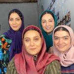 Shabnam Moghadami Instagram - . آلبوم کوچک را برگ‌ بزنید لطفاً.اینجا، پشت ِ صحنه‌ی «شبکه مخفی زنان»ه. قصه‌ی ما رو بخونین.قصه‌ی خارج از داستان سریال رو. ما چهار نفر، همدیگه رو می‌شناختیم پیش از شروع ِ «شبکه مخفی زنان».همین جوری،معمولی.سلام علیکی و لبخندی و احوالپرسی و تمام.دورادور بودیم باهم به قول معروف.در طول فیلمبرداری اما همدیگه رو پیدا کردیم.از مدت زمانی که کنار هم بودیم استفاده کردیم و با هم دوست‌تر شدیم.حالا خیلی دوستیم.قدیما می‌گفتن جون‌جونی.ادبا می‌گن رفیق گرمابه و گلستان.یک‌سال و اندی کنار هم زندگی کردیم…گفتیم و خندیدیم،گریه‌کردیم و غم ِ همو خوردیم،از هم یاد‌گرفتیم و به هم یاددادیم،شیطونی کردیم،خوشی کردیم،از ناخوشی‌ها گذشتیم و خلاصه روزگار گذروندیم…گاه سخت و گاه شیرین و آروم. حالا دلخوشی همدیگه‌ایم.به نظرم این خیلی ارزشمنده…تو این دوره و زمونه که معنای دوستی ها عجیب شده و براساس پاره‌ای منافع!دیگه خیلی خیلی ارزشمنده. . ما از عکس گرفتن کنار هم ،همیشه خوشحال می‌شیم.می خندیم و کیف می کنیم ،زیادم با هم عکس می‌گیریم!…اینجا افشین جانم رو هم در حلقه‌ی دوستی مون پذیرفتیم!…عکس سوم می شه افشین، در کنارِ چند تا از آدم‌های قصه‌اش!…عکس اول،افشین در میان ِ آدم‌های قصه‌اش…قصه‌ای که برای به تصویر کشیدنش…رنج ِ بسیار برد. . #شقایق_دهقان #مونا_فرجاد #یلدا_عباسی #افشین_هاشمی #شبکه_مخفی_زنان #نماوا #شبکه_نمایش_خانگی . @hashemi.afshin @monafarjad @yaldaabbasi_zanjani @shaghayeghdehghanofficial