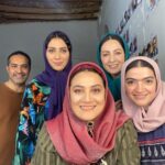 Shabnam Moghadami Instagram - . آلبوم کوچک را برگ‌ بزنید لطفاً.اینجا، پشت ِ صحنه‌ی «شبکه مخفی زنان»ه. قصه‌ی ما رو بخونین.قصه‌ی خارج از داستان سریال رو. ما چهار نفر، همدیگه رو می‌شناختیم پیش از شروع ِ «شبکه مخفی زنان».همین جوری،معمولی.سلام علیکی و لبخندی و احوالپرسی و تمام.دورادور بودیم باهم به قول معروف.در طول فیلمبرداری اما همدیگه رو پیدا کردیم.از مدت زمانی که کنار هم بودیم استفاده کردیم و با هم دوست‌تر شدیم.حالا خیلی دوستیم.قدیما می‌گفتن جون‌جونی.ادبا می‌گن رفیق گرمابه و گلستان.یک‌سال و اندی کنار هم زندگی کردیم…گفتیم و خندیدیم،گریه‌کردیم و غم ِ همو خوردیم،از هم یاد‌گرفتیم و به هم یاددادیم،شیطونی کردیم،خوشی کردیم،از ناخوشی‌ها گذشتیم و خلاصه روزگار گذروندیم…گاه سخت و گاه شیرین و آروم. حالا دلخوشی همدیگه‌ایم.به نظرم این خیلی ارزشمنده…تو این دوره و زمونه که معنای دوستی ها عجیب شده و براساس پاره‌ای منافع!دیگه خیلی خیلی ارزشمنده. . ما از عکس گرفتن کنار هم ،همیشه خوشحال می‌شیم.می خندیم و کیف می کنیم ،زیادم با هم عکس می‌گیریم!…اینجا افشین جانم رو هم در حلقه‌ی دوستی مون پذیرفتیم!…عکس سوم می شه افشین، در کنارِ چند تا از آدم‌های قصه‌اش!…عکس اول،افشین در میان ِ آدم‌های قصه‌اش…قصه‌ای که برای به تصویر کشیدنش…رنج ِ بسیار برد. . #شقایق_دهقان #مونا_فرجاد #یلدا_عباسی #افشین_هاشمی #شبکه_مخفی_زنان #نماوا #شبکه_نمایش_خانگی . @hashemi.afshin @monafarjad @yaldaabbasi_zanjani @shaghayeghdehghanofficial