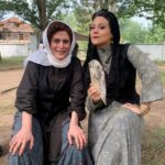 Shabnam Moghadami Instagram – .
عکس‌هایی از «خاتون » و راویانش…و یادآوری ِافتخار ِحضور داشتن در مجموعه‌ای دیدنی و دوست داشتنی …در نقشی متفاوت و در کنار ِ گروهی درجه یک و کاربلد و همه آدم حسابی و بی‌نظیر…که حالا با دیدن عکس‌ها و یادآوری ِ خاطرات‌شان قند توی دلم آب می‌شود.
خسته نباشید دوستان ِ من…دوست‌تان دارم و آرزو دارم همین‌گونه درخشان بمانید.
.
#خاتون
#شبکه_نمایش_خانگی 
#نماوا
#تینا_پاکروان 
#علی_اسدزاده 
#پشت_صحنه 
#خاطرات
@ashkan 
@tinapakravan 
@negarjavaheriian 
@alia100zadeh 
@mahtabservati 
@hoomanbehmanesh 
@saeedehdalirian 
@mojtaba_vahidi 
@namava_ir 
@khatoon.series
@behnazjafari53
