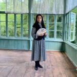 Shabnam Moghadami Instagram – .
عکس‌هایی از «خاتون » و راویانش…و یادآوری ِافتخار ِحضور داشتن در مجموعه‌ای دیدنی و دوست داشتنی …در نقشی متفاوت و در کنار ِ گروهی درجه یک و کاربلد و همه آدم حسابی و بی‌نظیر…که حالا با دیدن عکس‌ها و یادآوری ِ خاطرات‌شان قند توی دلم آب می‌شود.
خسته نباشید دوستان ِ من…دوست‌تان دارم و آرزو دارم همین‌گونه درخشان بمانید.
.
#خاتون
#شبکه_نمایش_خانگی 
#نماوا
#تینا_پاکروان 
#علی_اسدزاده 
#پشت_صحنه 
#خاطرات
@ashkan 
@tinapakravan 
@negarjavaheriian 
@alia100zadeh 
@mahtabservati 
@hoomanbehmanesh 
@saeedehdalirian 
@mojtaba_vahidi 
@namava_ir 
@khatoon.series
@behnazjafari53