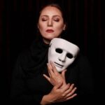 Shabnam Moghadami Instagram - . روز جهانی ِ تئاتر مبارک! به امید ِ فرداهای روشن و پربار و آرام برای دوستان ِ هنرمندم، همه‌ی اهالی این هنر ِ ناب …این‌جا، در این سرزمین. . عکس: ساینا قادری. از پوسترهای مجازی ِ نمایش «مرغ دریایی ِ من».نمایشی به کارگردانی ِ کیومرث مرادی. که تابستان ۹۸، در سالن سمندریان اجرا شد. . #روز_جهانی_تئاتر #روز_جهانی_تئاتر_مبارک🎭 #از_تئاتر_حمايت_كنيم #تئاتر_در_ایران . @kiomarsmoradi