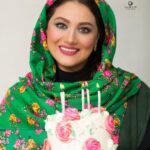 Shabnam Moghadami Instagram - . هر شمع نشان ِ یک دهه… هر دهه پر از اتفاقات و تجربیات خوب و شیرین و تلخ و دل‌آزار…لحظات و ساعات ِناامید و پر اشک و آه…و روزهای خوش و خندان و پرامید… این است زندگی ِ من تا اینجای کار…نیم‌قرن به خوشی و ناخوشی و دلتنگی و بیم و امید… شکر ِ پروردگار…شکر ِ همه‌ی لحظه‌های حیات… خداوند برایم خیر بخواهد در ادامه‌ی راه…آن صد سال ِ اول که می‌گویند سخت است نیم‌اش گذشت! باقی هم الهی به خیر بگذرد! دعا کنید برایم دلی نشکنم…دوست بدارم همه‌را…خدا دوستم بدارد…خدا دستم را رها نکند…دلم سیاه ِ کینه و زخم ِ بدخواهی و بُخل نشود …تلخ و ناآرام نباشم در ادامه‌ی راه…سختی‌ها را سهل تحمل کنم…بگذرم،ببخشم…رها باشم. سپاس از همه‌ی دوستان ِ نازنین و مهربان مجازی و غیره،برای همه‌ی لطف ها و تبریک ها …بمانید برایم …سلامت و برقرار. . سپاس از مریم جانم برای صورت‌آرایی و البته مهربانی.سپاس از فاطمه جانم برای عکس . . #زادروز @maryamrahnama__ @falifilm