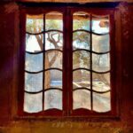 Shabnam Moghadami Instagram - . از این پنجره چه دیدنی‌ها می‌دیدیم آقاجان…خاطرت هست؟ چه باران‌ها ،چه برف‌ها…چه آسمان ِ آبی و خاکستری …چه بهار و خزان‌ها… حالا که ما سال‌هاست رفته‌ایم و استخوان‌مان هم خاک شده…حالا که ارواح ِ گم‌نام ِ سرگردانی محسوب می‌شویم که نام‌ و شهرت‌مان که هیچ،یاد و خاطره‌مان هم دیگر به یاد ِ کسی نیست،از این پنجره دیگر چیزی پیدا نیست آقاجان…چیزی به جز غم…جز دلتنگی پیدا نیست…جانم برای‌تان بگوید آقاجان،صبح و شام ِ مردم ِ این روزگار ِ عجیب و غریب مرگ و خبر ِ مرگ و درد ِ بی‌درمان و جنگ و ستیز و بدبختی‌ست آقاجان…گرفتار ِکدام نفرین‌اند این‌ها نمی‌دانم!اما،هربار می‌آیم سری بزنم به عمارت ِمخروبه‌مان، از پشت ِ همین پنجره، هزار آدم ِ گرفتار ِ سربه‌گریبان غمگین می‌بینم که شبیه مایند…شبیه ارواح!..بیا یک روز با من به تماشای‌شان…مرده و زنده‌شان توفیر ندارد آقاجان. خوش به اقبال ما که وقت ِ زندگی، زنده بودیم و‌ سَر که زمین گذاشتیم، تن‌مان خاک شد و روح مان آزاد…این‌ها خیلی بیچاره‌اند آقاجان… . متن، بخشی ست از «دل‌نوشته‌های روزهای بی آفتاب»که دیگر امیدی به انتشارشان ندارم. . عکس را از خانه‌ی اعیانی ِنیمه خرابی در پامنار ِ تهران برداشتم، در روزی از روزهای زمستان سال دوصفر. . تلفیق ِ این نوشته و این عکس از دلگیری ِ امروزم می‌آید.صبح ِ که خبر ِ مرگ ِ خودخواسته‌ی خانم فکور صبور،بازیگر ِ جوان و زیبا به اخبار ِ بد ِ دیگر ِ این روزها علاوه شد،انگار دلم یک‌باره سرریز شد. خدایش بیامرزد. . امید به روزهای بهتر…امید به خدا. #روزهای_سخت_مرگ_آلود #امید_به_فردایی_بهتر .