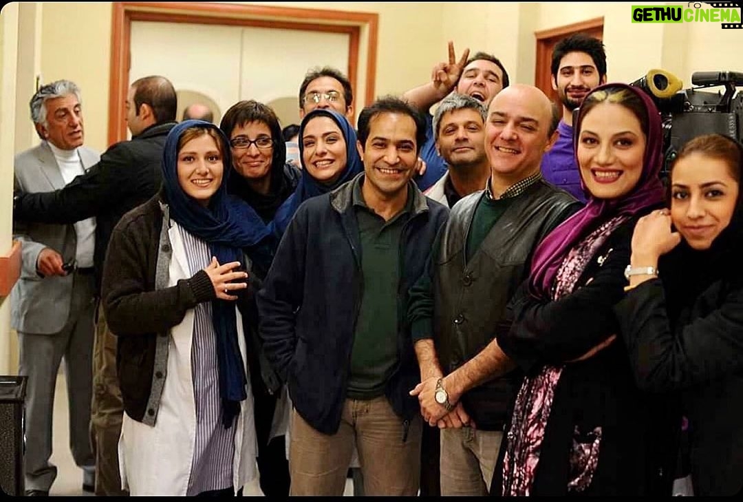 Shabnam Moghadami Instagram - . این عکس مال ِ پشت صحنهی فیلم ِ «آزمایشگاه»،ساختهی دکتر حمید امجده…مال ِ ده سال پیش،پاییز ِسال ۱۳۹۰. اولین حسی که بعد از دیدن ِ عکس بهم دست داد این بود که خداروشکر !همهی آدمای ِ توی عکس،زندهان! صحیح و سالم…حالا گیرم ده سال پیرتر! بعدش دلم تنگ شد…برای روزای کمی بهتر،که کمی راحتتر میشد خندید،کمی راحتتر میشد کنار ِ هم بود،دست ِ کم همدیگه رو به راحتی میشد بغلکرد! نه که غم نبود،بود! اینقدر نبود! یا بود و ما جوون بودیم و حالیمون نبود! بعدش دلم گرفت،برای امیدها و آرزوهای بربادرفتهمون…برای باد ِ هوا شدن ِ اون همه هوایی که به سر داشتیم… بعدش دلم سوخت…برای همهمون، اول از همه برای خودم که سقف ِبلند ِ آرزوهام روزبهروز کوتاه و کوتاهتر شد و گمونم همین روزا مفهومی به اسم «آرزو» کلا فراموشم شه! بعدشم شروع کردم با استقامت ِ همیشگی!(شما بخونید پررویی!!)به مقابله با همهی حس های بد و نومید کننده که از همه جایِ قلبم داشت میجوشید! . از راست، نفیسه ذاکری عزیزم که منشی صحنهی فیلم بود، من ، دکتر حمید امجد، دوست نازنینم ،نویسنده و کارگردان ِفیلم،پشت ِ سرش مهران ملکوتی عزیز، صدابردار درجه یک، افشین هاشمی عزیز ،ساغرعزیزی، نازی خاتمی،باران کوثری،دورتر …رضا کیانیان عزیز، پشت به دوربین،رضا بختیاری نیک. ردیف ِ پشت،کیوان عزیز ،بوممن ِدرجه یک و مهدی عزیز ،بچهی نازنین ِ تدارکات.که امیدوارم اون علامت وی ِ ویکتوری هنوز همراهش باشه و پیروزترین باشه .(اون صورت ِ نصفه رو هم هرکاری کردم نشناختم!) عکس رو یادم نیست کی گرفت ازمون.به لطف دوستی همین چند روز ِ پیش به دستم رسید. . ما لباس و گریم ِ فیلم روداریم. وگرنه گمونم هیچکی منو با این سر و ظاهر به یاد نمی آره ! . #حمید_امجد #افشین_هاشمی #باران_کوثری #ساغر_عزیزی #شبنم_مقدمی #مهران_ملکوتی #رضا_کیانیان #نفیسه_ذاکری #نازی_خاتمی #رضا_بختیاری_نیک #عکس_پشت_صحنه #سینمای_ایران #خاطره_بازی #دیروزها