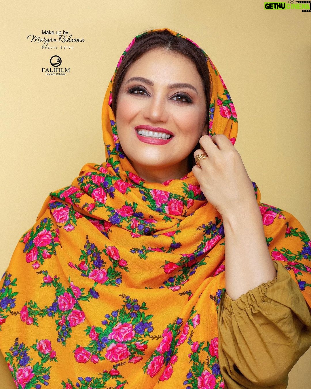 Shabnam Moghadami Instagram - . زنی که با یک کتاب، شعر…آهنگ … یا حتی یک فنجان قهوه … حالش خوب میشود،هیچ کس در برابر او پیروز نمیشود… حتی زندگی در مقابلش شکست میخورد… . #جبران_خليل_جبران . . فکر کردن به این که کم مونده به بهار، حالمو خوش میکنه.کاش روزگار بهترشه، غما کمتر شه. صورتآرایی هنر ِدوست ِ نازنین و هنرمندم #مریم_رهنما ی عزیز و عکس از فاطمه رحمانی عزیزم(استودیو فالیفیلم). . چارقد، پارچه ی شال ِ کمر زنان ِ زیبای کورد.که فقط دوردوز شده و همین. #بهار #آینده #بهار_آینده #شبنم_مقدمی