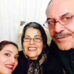Shabnam Moghadami Instagram - . شد هفت سال بابا…هفت سال ِ آزگاره که رفتی… دلم برات تنگ شده اما دلم نمی‌آد بگم جات خالیه! نه واقعا …!توی این دنیای عجیبی که هر روزم داره همه جوره عجیب‌تر می شه دلم نمی‌آد بگم جات خالی …اما تو جای منو پیش خودت خالی کن… کاش از اون بالا از تو بهشت چشمت بهم باشه بابا، مراقبم باشی، ممنونت می‌شم. هفت سال شد خوش‌تیپ…هفت سال ِ آزگار! شاد و آزاد باشی بابا…همون‌جور که همیشه دلت می خواست…همون جور باشی. عکس،سلفی به تاریخ ِ زمستان ۹۳، کمی پیش از مرگ ِ پدرم،که خودش انداخت از سه تایی‌مون. #پدر #سالمرگ