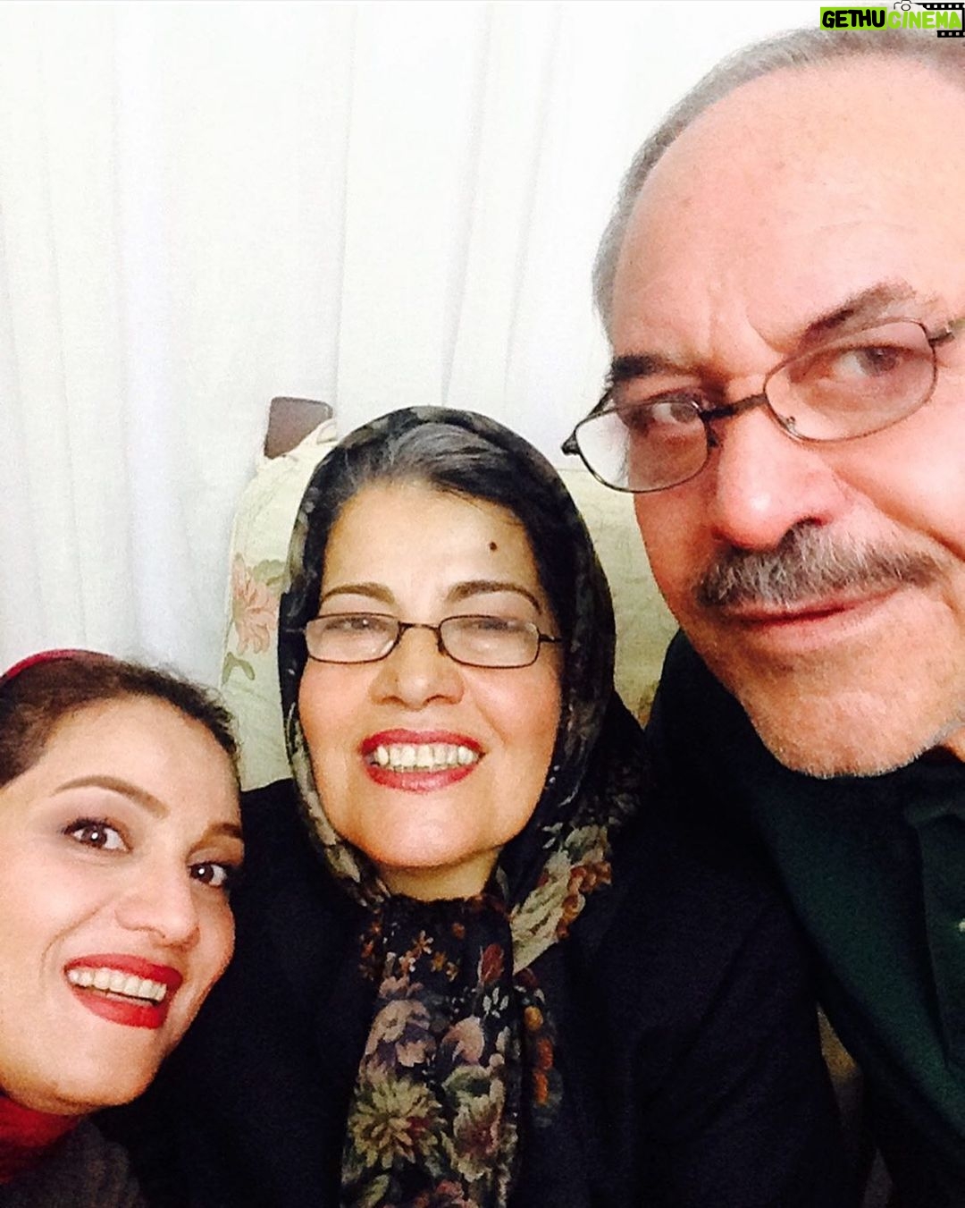 Shabnam Moghadami Instagram - . شد هفت سال بابا…هفت سال ِ آزگاره که رفتی… دلم برات تنگ شده اما دلم نمیآد بگم جات خالیه! نه واقعا …!توی این دنیای عجیبی که هر روزم داره همه جوره عجیبتر می شه دلم نمیآد بگم جات خالی …اما تو جای منو پیش خودت خالی کن… کاش از اون بالا از تو بهشت چشمت بهم باشه بابا، مراقبم باشی، ممنونت میشم. هفت سال شد خوشتیپ…هفت سال ِ آزگار! شاد و آزاد باشی بابا…همونجور که همیشه دلت می خواست…همون جور باشی. عکس،سلفی به تاریخ ِ زمستان ۹۳، کمی پیش از مرگ ِ پدرم،که خودش انداخت از سه تاییمون. #پدر #سالمرگ