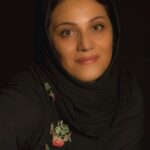 Shabnam Moghadami Instagram - . چشم به هم می ذاری تمومه…می‌گذره عین ِ برق و باد…و دریغ از یه ثانیه‌ش که برگرده! عمر رو می‌گم،زندگی رو…روزگار رو… و آدمیزاد ِ بالغ همه‌ی اینارو می‌دونه و باز اینه! . عکس رو یازده سال پیش، در پاییز ِ۸۹،ماهور موساییان برداشت از من. (چشم‌هام چه شفافن و چه امیدوار…چه آروم…!) توی سالن سمندریان ِ ایرانشهر،پیش از اجرامون.