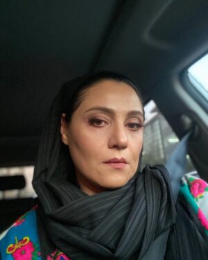 Shabnam Moghadami Instagram - .
و ما

زمستان دیگرى را سپرى خواهیم کرد…

با عصیان بزرگى که در درون‌مان است…

و تنها چیزى که گرم‌مان مى‌دارد،

آتش ِمقدس ِامیدوارى‌ست.

#ناظم_حکمت
#سلف_پورتریت