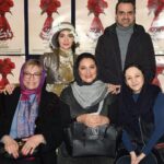 Shabnam Moghadami Instagram - . پس از مدت‌ها دوری از تئاتر و دلتنگی برای دیدن ِنمایش …دلتنگی برای تئاتر ِ شهر و دوستانم در اون مجموعه‌ی دوست‌داشتنی و خاطره انگیز…دیشب نمایش ِ زیبای ِ «بانوی محبوب من » به کارگردانی خانم گلاب عزیز رو به تماشا نشستیم و کلی کیف کردیم و دل‌مون باز شد. روشن نگه داشتن ِ چراغ ِ تئاتر در این شرایط سخت و عجیبی که درش قرار گرفتیم، همت و غیرت و عشق و امید می‌خواد…شکر که این گروه درجه‌یک همه‌ی اینا رو داشتن و دارن و با تکیه بر همین‌ها تونستن یک اثر ِ شیرین و زیبا و پر انرژی رو با تمام دشواری‌ها روی صحنه ببرن. دست‌مریزاد و دم‌تون گرم رفقا…به امید ِ درخشش ِ همیشگی‌تون بر‌صحنه. نمایش «بانوی محبوب ِ من» تا جمعه‌ی هفته‌ی بعد تمدید شده. دیدنش رو از دست ندین.یک حال ِ خوب منتظرتونه. . در تمام ِ طول ِ عمرم شاید…یا اقلا در این سی سال ِاخیر پیش نیامده بود که دوسال نرم تئاتر ببینم!…کرونای لعنتی تمام ِ ریتم ِ تمام ِ زندگی رو عوض کرد! . وااااقعاً…یه جور ِ عجیبی دلم برای تئاتر تنگ شده بود! امیدوارم اومیکرون و کوفت و زهرمارهای دیگه‌ی کرونا مهلت ِ رفع دلتنگی بده! . #بانوی_محبوب_من #گلاب_آدینه #نورا_هاشمی #جلیل_فرجاد #نمایش_ببینیم #تئاتر_شهر #تئاتر_خوب_ببینیم #امیر_غفارمنش #جرج_برنارد_شاو @golab_adineh @goharkheirandish