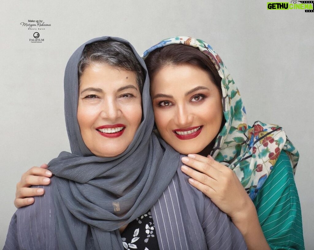 Shabnam Moghadami Instagram - . تو معنای ِ مهری…معنای محبت ِ بی‌دریغ… خالص‌ترین عشقی که بشود تجسم کرد… روزت مبارک و عمرت دراز و سایه‌ات مستدام بر سر ِ ما مامان جانم♥️ . عکس را فاطمه‌جان رحمانی برداشته از من و مادر ِ زیبایم…در روزی خوش…که مدام لبخندمان به راه بود…در مهر ماه ِ سال ِ دوصفر. . #روز_مادر #روزت_مبارک_مادرم #مامان #مادر @kobijalali27