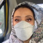 Shabnam Moghadami Instagram - . اهل ِ نک و نال نیستم …دردم به دل ِ خودمه و خنده‌م به ظاهر به راه…کسایی که می‌شناسنم می دونن. همیشه گفتم زمونه‌ای نیس که آدم خودشو و‌ غم‌شو و گرفتاری‌هاشو هوار ِ سر ِ این و اون کنه…هرکی داره قد ِ خودش واسه خودش…دیگه ظرفیتی واسه جا دادن غصه‌ی دیگرون نیس…اینه که لال ِ لالم اغلب…اتفاقا ً که گاهی به نق و غر زدن خیلی‌ام احتیاج دارما…ولی جلوی دهن‌مو می‌گیرم و لال می شم و باز می‌خندم. الانم خنده‌م زیر ِ ماسکه!چشمام از آلودگی ِ هوا و خستگی سرخه…هیچی‌م نیس…ترافیک کلافه‌م‌کرده بود فقط یه کم …غمی نیست …ملالی ندارم…نه مرگ و مرض می فهمم چیه نه راه مریض‌خونه و درمونگاهو بلدم…قلبمم واسه هیچی مچاله نیس…بهانه‌ی گریه‌ام ندارم! شمام بشنو و باورت شه! بالا رفتیم دوغ بود، پایین اومدیم ماست بود قصه‌ی ما راست بود؟ بالا رفتیم ماست بود، پایین اومدیم دوغ بود…قصه‌ی پر غصه‌ی ِما دروغ بود!! #این_شرایط #احوال_گنگ