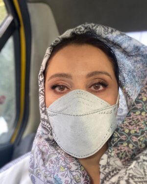 Shabnam Moghadami Instagram - .
اهل ِ نک و نال نیستم …دردم به دل ِ خودمه و خنده‌م به ظاهر به راه…کسایی که می‌شناسنم می دونن.
همیشه گفتم زمونه‌ای نیس که آدم خودشو و‌ غم‌شو و گرفتاری‌هاشو هوار ِ سر ِ این و اون کنه…هرکی داره قد ِ خودش واسه خودش…دیگه ظرفیتی واسه جا دادن غصه‌ی دیگرون نیس…اینه که لال ِ لالم اغلب…اتفاقا ً که گاهی به نق و غر زدن خیلی‌ام احتیاج دارما…ولی جلوی دهن‌مو می‌گیرم و لال می شم و باز می‌خندم.
الانم خنده‌م زیر ِ ماسکه!چشمام از آلودگی ِ هوا و خستگی سرخه…هیچی‌م نیس…ترافیک کلافه‌م‌کرده بود فقط یه کم …غمی نیست …ملالی ندارم…نه مرگ و مرض می فهمم چیه نه راه مریض‌خونه و درمونگاهو بلدم…قلبمم واسه هیچی مچاله نیس…بهانه‌ی گریه‌ام ندارم!
شمام بشنو و باورت شه!
بالا رفتیم دوغ بود، پایین اومدیم ماست بود قصه‌ی ما راست بود؟
بالا رفتیم ماست بود، پایین اومدیم دوغ بود…قصه‌ی پر غصه‌ی ِما دروغ بود!!

#این_شرایط
#احوال_گنگ