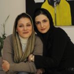 Shabnam Moghadami Instagram - . این عکس مال ِ پونزده شونزده سال پیش از اینه…اواسط ِ دهه‌ی هشتاد. جمعه روزی با مریم رفته بودیم گالری‌گردی…توی یه نمایشگاه نقاشی گروهی یه دوست ِ عکاسی که حالا هرچی فکر می‌کنم یادم نمی‌آد کی بود این عکس رو از من و مرمر گرفت.که دستش درد نکنه واقعا. هنوز که هنوزه بعد ِ این همه سال،عکس رو که نگاه می‌کنم دلم ضعف می‌ره برای مریم ِاون روزا و برنامه‌های گاه و بیگاهی که می‌ذاشت و برای حال ِ خوشِ اون روزهامون…انگار پرت می‌شم به روزای ِ یه کم بی‌خیال‌تر و بی‌دردتر و آروم‌تر و شیرین‌تر… . مرمر همیشه همین‌قدر که الان هست باحوصله و دقیق و قشنگ و نازنین و خلاق و مدیر و منطقی و باهوش بود…تکیه‌گاه ِ امن و مهربون… و داشتن ِ یه همچین رفیق ِآدم حسابی‌ ِ نزدیک‌تر از خواهری همیشه برای من غنیمت بوده و هست.خدا دوستم داره که کنار ِ چنین آدم‌هایی قرارم می‌ده. من اینو می‌فهمم و ازش ممنونم. مریم این شب‌ها توی یه سریال ِ تلویزیونی ِ قشنگ و خوش‌ساخت به نام ِ «برف بی صدا می بارد…» به کارگردانی ِ پوریا آذربایجانی، می‌درخشه.به همراه ِ یک عالم بازیگر ِ درجه‌یک ِ دیگه که از دیدن بازی ِ جذاب ِتک‌تک‌شون،می‌شه کلی کیف کرد. به مریم‌جانم و همه‌ی دوستان ِ دیگه‌م در این مجموعه تلویزیونی خسته نباشید می‌گم و بهترین‌ها رو براشون آرزو دارم. . روزای خوب برای من روزایی‌ن که با یاد ِ آدمای خوب شروع می‌شن…با خاطرات‌شون…مرمر از اون آدم‌هاست برای من. . #مریم_شیرازی #خاطرات_خوب #دوستی #برف_بی_صدا_می_بارد @maryam.shiraziii