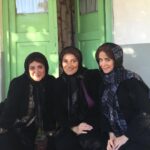 Shabnam Moghadami Instagram - . گوشی‌م یه یادآوری ِ شیرین و خوشمزه برام داره.می‌گه شیش سال پیش،سال ِنودوچهار ،همین روز،رامیان بودم.مشغول ِ زندگی در نقش ِ زنی به اسم ِ خورشید،در فیلم سینمایی ِ« زاپاس»،که یکی از خوش‌خاطره‌ترین فیلم‌هاییه که کار کردم. روز و روزگار بهتر بود اون وقتا،نه که غمی نبود، گرفتاری‌ای نبود، اما مشخصاً این جور دیگه سربه‌گریبون نبودیم!راحت‌تر می خندیدیم…دل‌مون خوش‌تر بود انگار… یادش به خیر… . در عکس، با ریما جان جانم و الناز ِ عزیزم هستیم در پشت ِ صحنه، در یک خانه‌ی قدیمی ِ باصفا در رامیان. . «زاپاس »یک کمدی رمانتیک ِ شیرینه به کارگردانی ِ رفیق جانم برزو نیک نژاد و تهیه‌کنندگی دوست ِ درجه‌یک،امیر پروین‌حسینی. که در زمستان نودوچهار تولید و‌ در تابستان نودوپنج اکران شد.امیر‌خان جعفری و جواد جان عزتی و احمد جان مهران‌فر هم در فیلم خوش درخشیدن مثل همیشه. . رامیان ، شهر زیبایی‌ست در استان گلستان، نزدیک ِ گرگان،با مردمانی نازنین و مهمان‌نواز. گذرتون به اون‌طرف‌ها افتاد، دیدنش رو از دست ندین. . عکس رو فکر کنم جواد گرفت ازمون.نور و سایه‌های روی صورت‌هامون خیلی قشنگه.دوستش دارم. . گمونم «زاپاس» روی «فیلیمو» باشه.دل‌تون خواست ببینین. #فیلم_سینمایی_زاپاس #برزو_نیک_نژاد #امیر_پروین_حسینی #ریما_رامین_فر #النازحبیبی #امیر_جعفری #جوادعزتی #احمد_مهرانفر #رامیان #استان_گلستان @borzouniknejad @amirjafari4 @amirparvinhosseini @elnazhabibi67 @ahmadmehranfar @javadezzati