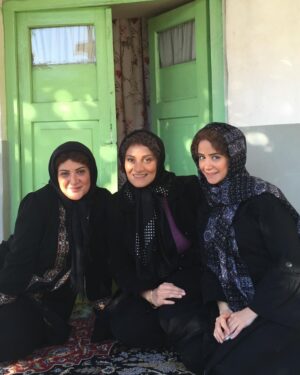 Shabnam Moghadami Instagram - .
گوشی‌م یه یادآوری ِ شیرین و خوشمزه برام داره.می‌گه شیش سال پیش،سال ِنودوچهار ،همین روز،رامیان بودم.مشغول ِ زندگی در نقش ِ زنی به اسم ِ خورشید،در فیلم سینمایی ِ« زاپاس»،که یکی از خوش‌خاطره‌ترین فیلم‌هاییه که کار کردم.
روز و روزگار بهتر بود اون وقتا،نه که غمی نبود، گرفتاری‌ای نبود، اما مشخصاً این جور دیگه سربه‌گریبون نبودیم!راحت‌تر می خندیدیم…دل‌مون خوش‌تر بود انگار…
یادش به خیر…
.
در عکس، با ریما جان جانم و الناز ِ عزیزم هستیم در پشت ِ صحنه، در یک خانه‌ی قدیمی ِ باصفا در رامیان.
.
«زاپاس »یک کمدی رمانتیک ِ شیرینه به کارگردانی ِ رفیق جانم برزو نیک نژاد و تهیه‌کنندگی دوست ِ درجه‌یک،امیر پروین‌حسینی. که در زمستان نودوچهار تولید و‌ در تابستان نودوپنج اکران شد.امیر‌خان جعفری و جواد جان عزتی و احمد جان مهران‌فر هم در فیلم خوش درخشیدن مثل همیشه.

.
رامیان ، شهر زیبایی‌ست در استان گلستان، نزدیک ِ گرگان،با مردمانی نازنین و مهمان‌نواز.
گذرتون به اون‌طرف‌ها افتاد، دیدنش رو از دست ندین.
.

عکس رو فکر کنم جواد گرفت ازمون.نور و سایه‌های روی صورت‌هامون خیلی قشنگه.دوستش دارم.
.
گمونم «زاپاس» روی «فیلیمو» باشه.دل‌تون خواست ببینین.

#فیلم_سینمایی_زاپاس
#برزو_نیک_نژاد 
#امیر_پروین_حسینی 
#ریما_رامین_فر 
#النازحبیبی 
#امیر_جعفری
#جوادعزتی 
#احمد_مهرانفر 

#رامیان 
#استان_گلستان 
 
@borzouniknejad 
@amirjafari4 
@amirparvinhosseini 
@elnazhabibi67 
@ahmadmehranfar 
@javadezzati