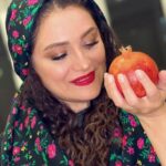 Shabnam Moghadami Instagram - . کاش بشه یه امشب رو…فقط همین یه امشب،که جشن ِ تولد ِ خورشیده و یلدای زیبای ایرانی،ذهن خسته‌مونو آزاد کنیم از گیر و گرفتاری هایی که دیگه شدن یه بخشی از روزمرگی‌… کاش بشه یه امشب دل به امید داد و فرداها رو روشن و آرام دید…کاش بشه به اندوه‌ و رنج ِ همیشگی راه نداد یه امشب … باید این فرموده‌ی حضرت حافظ رو عملی کنیم «با دل ِ خونین لب ِ خندان بیاور همچو جام » راه و چاره‌ای نیست …ما باید بتونیم. حضرت می‌فرماید : «نور ز خورشید جوی بو که برآید» ما هم چنین کنیم. . یلدا مبارک و شیرین دوستان. آرامش و خوشی و برکت و سلامتی نصیب همگی. . امشب برای هم دعا و آرزوهای خوب کنیم.میلاد ِ خورشیده…و لابد گوش کائنات و پروردگار امشب شنواتر… . عکس از دوست هنرمندم مریم رهنمای عزیز . کمی پیش از یلدای سال ِ دوصفر. #شب_یلدا #شب_چله